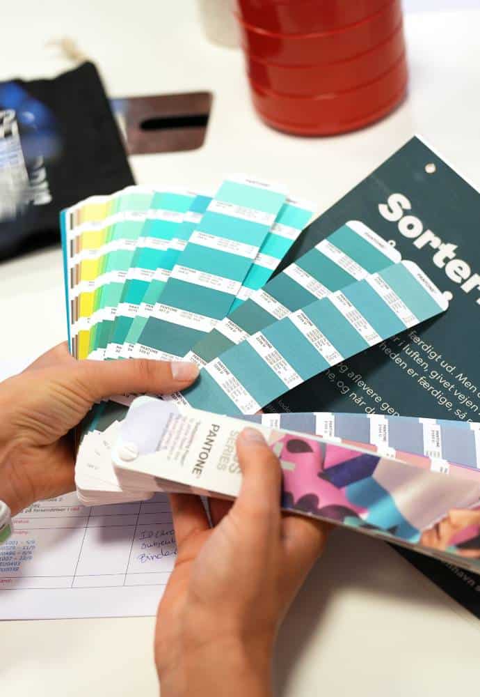 Et pantone farvekort til valg af farver til print